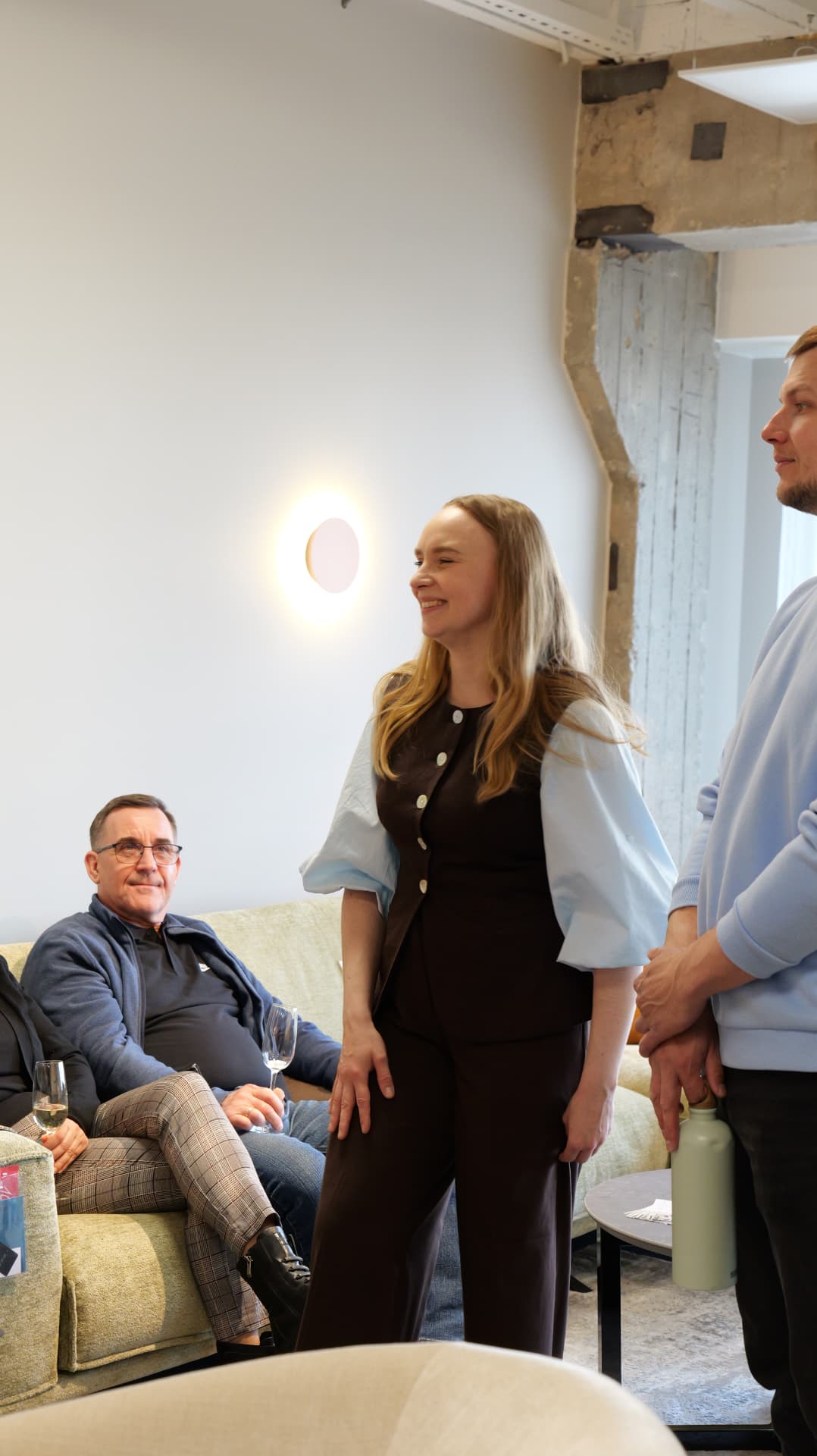 Kaari Sibrits näituse avamisel